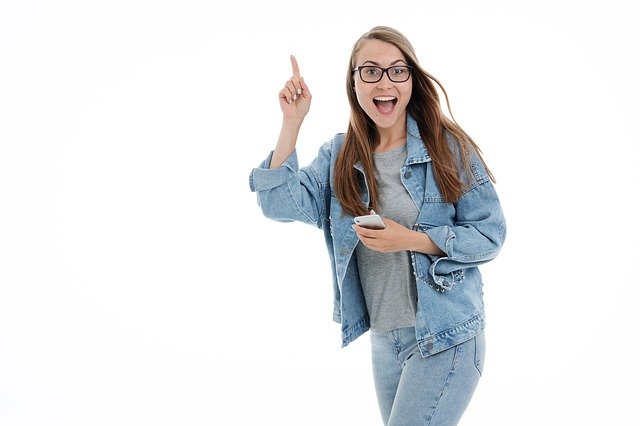 dívka se raduje z nákupu z mobilu